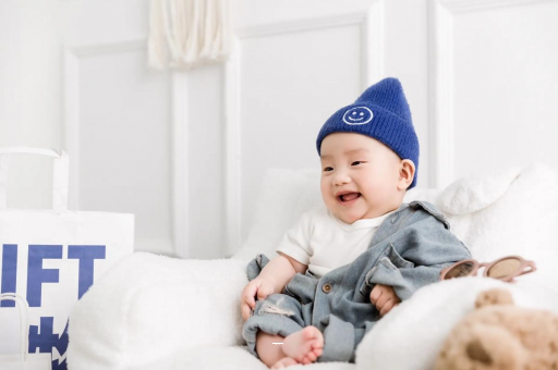 玉林宝宝吃奶蹬腿烦躁扭动